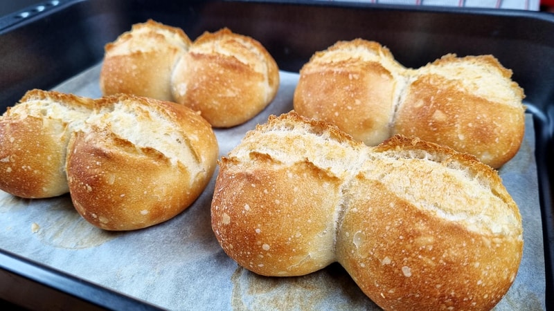 Sharing Bread Rolls by Food Language